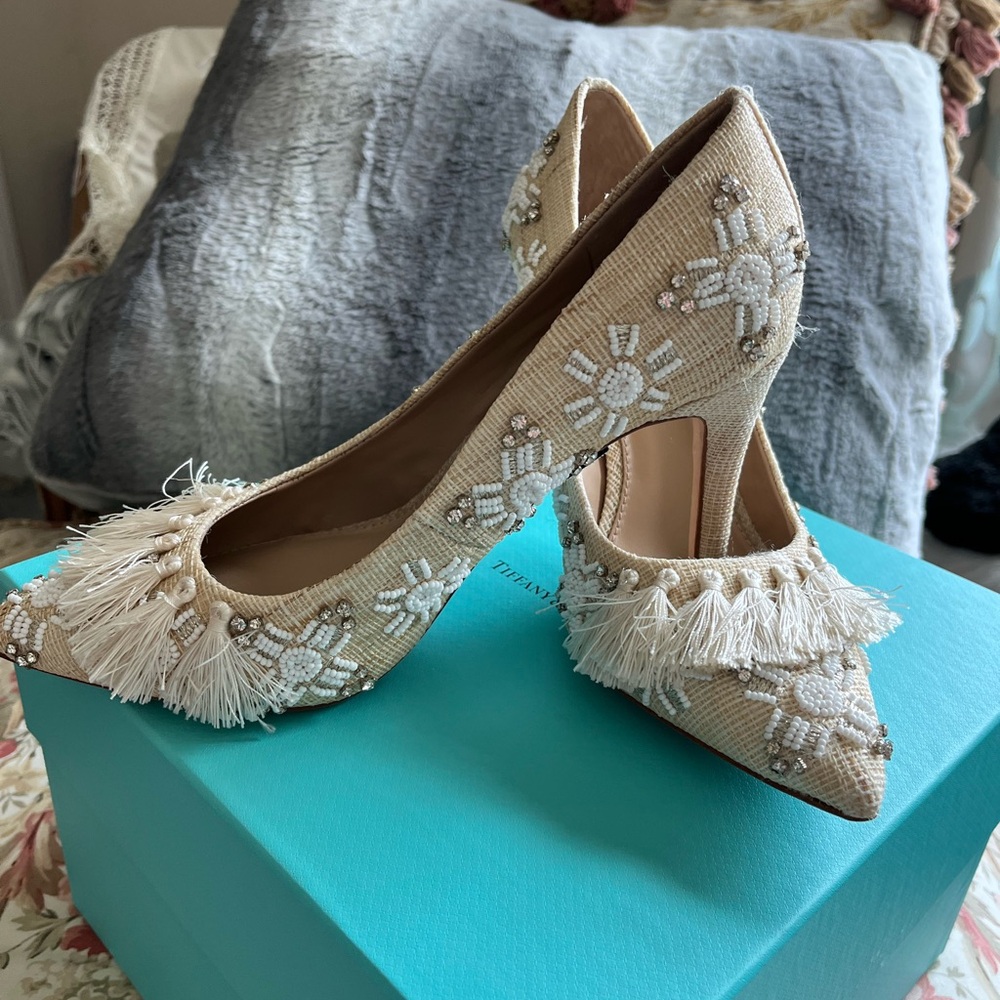 NEW Antonio Melani Womens Monicha Beaded Fringe Heels Cream Tassel Pumps size 7